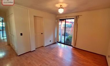 Amplia Casa Familiar de 4D/3B en Condominio, Peñalolén