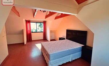 Amplia Casa Familiar de 4D/3B en Condominio, Peñalolén