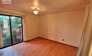 Amplia Casa Familiar de 4D/3B en Condominio, Peñalolén