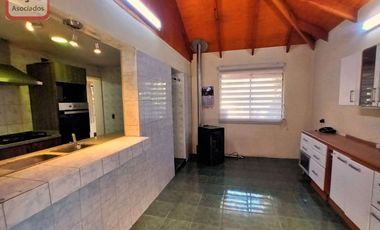 Amplia Casa Familiar de 4D/3B en Condominio, Peñalolén