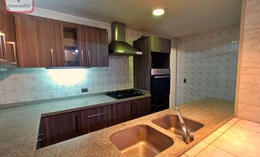 Amplia Casa Familiar de 4D/3B en Condominio, Peñalolén