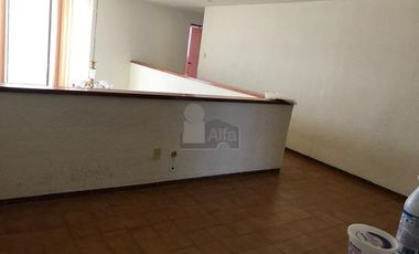 Casa en renta de dos niveles en colonia Jardín San Luis Potosí.