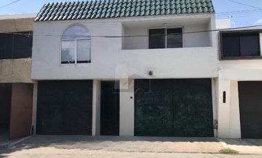 Casa en renta de dos niveles en colonia Jardín San Luis Potosí.