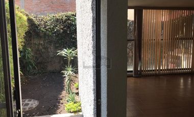 Casa en renta de dos niveles en colonia Jardín San Luis Potosí.