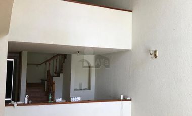 Casa en renta de dos niveles en colonia Jardín San Luis Potosí.