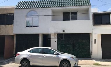 Casa en renta de dos niveles en colonia Jardín San Luis Potosí.