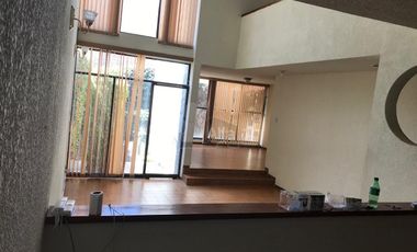 Casa en renta de dos niveles en colonia Jardín San Luis Potosí.