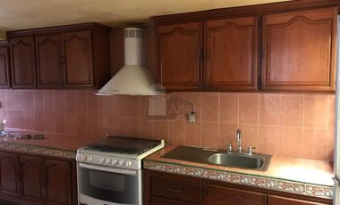 Casa en renta de dos niveles en colonia Jardín San Luis Potosí.