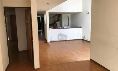 Casa en renta de dos niveles en colonia Jardín San Luis Potosí.