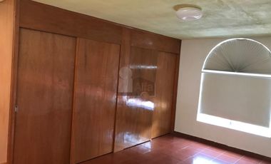 Casa en renta de dos niveles en colonia Jardín San Luis Potosí.