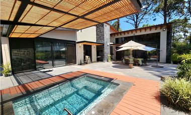 CASA EN VENTA EN AVNDARO, VALLE DE BRAVO