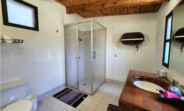 CASA EN VENTA EN AVNDARO, VALLE DE BRAVO