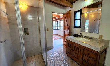 CASA EN VENTA EN AVNDARO, VALLE DE BRAVO