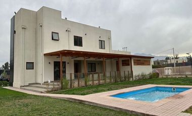 Venta de casa nueva en condominio Pirque sector Los Silos