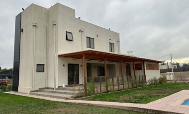 Venta de casa nueva en condominio Pirque sector Los Silos