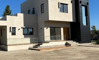 Venta de casa nueva en condominio Pirque sector Los Silos