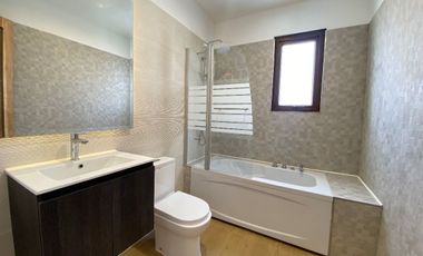 Venta de casa nueva en condominio Pirque sector Los Silos