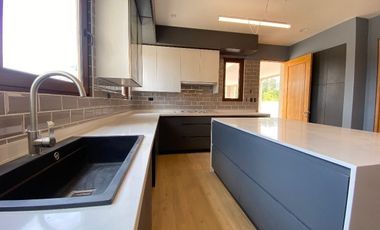 Venta de casa nueva en condominio Pirque sector Los Silos