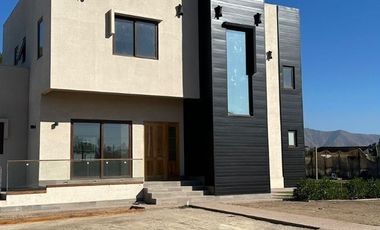 Venta de casa nueva en condominio Pirque sector Los Silos