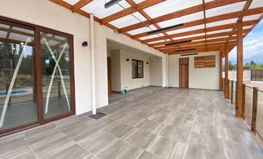 Venta de casa nueva en condominio Pirque sector Los Silos