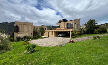 Venta de espectacular casa en conjunto Casa de Campo, La Calera.