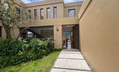 Venta de espectacular casa en conjunto Casa de Campo, La Calera.