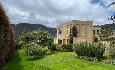 Venta de espectacular casa en conjunto Casa de Campo, La Calera.