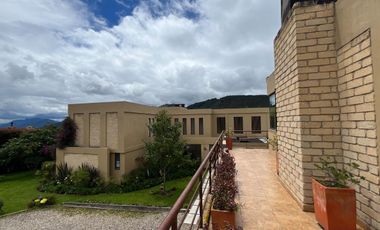 Venta de espectacular casa en conjunto Casa de Campo, La Calera.