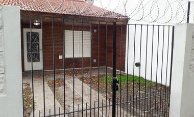 Casa en alquiler - 1 dormitorio 1 baño - La Plata