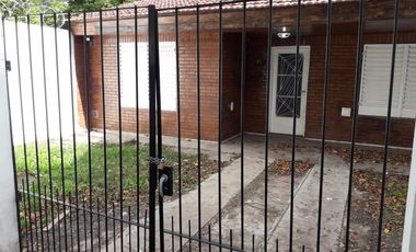 Casa en alquiler - 1 dormitorio 1 baño - La Plata