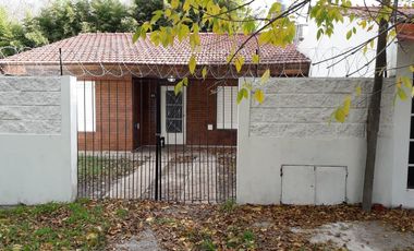 Casa en alquiler - 1 dormitorio 1 baño - La Plata