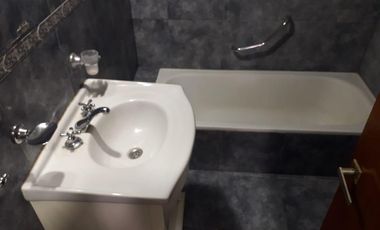 Casa en alquiler - 1 dormitorio 1 baño - La Plata