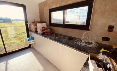 VENTA | CASA A ESTRENAR CON PILETA | BARRIO COSTA DEL SOL