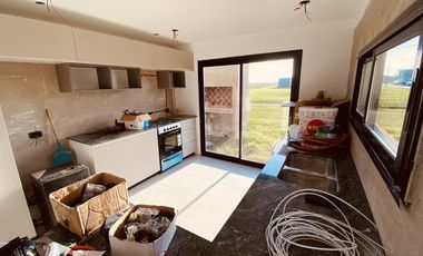 VENTA | CASA A ESTRENAR CON PILETA | BARRIO COSTA DEL SOL
