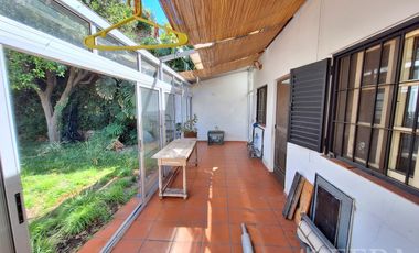 Venta casa de 4 ambientes con cochera y quincho en Sarandí