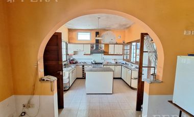 Venta casa de 4 ambientes con cochera y quincho en Sarandí