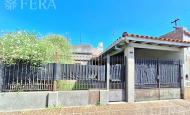 Venta casa de 4 ambientes con cochera y quincho en Sarandí