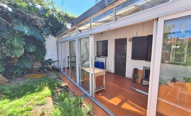 Venta casa de 4 ambientes con cochera y quincho en Sarandí