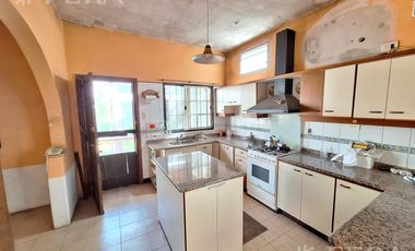 Venta casa de 4 ambientes con cochera y quincho en Sarandí