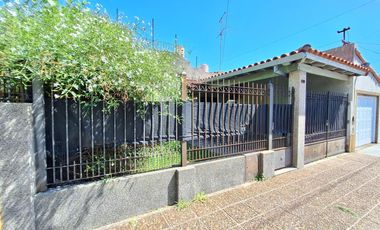 Venta casa de 4 ambientes con cochera y quincho en Sarandí