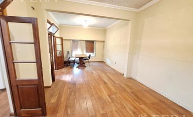 Venta casa de 4 ambientes con cochera y quincho en Sarandí