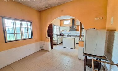Venta casa de 4 ambientes con cochera y quincho en Sarandí