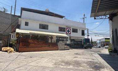 Terreno comercial con oficinas  sobre avenida principal