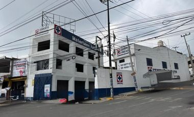 Terreno comercial con oficinas  sobre avenida principal