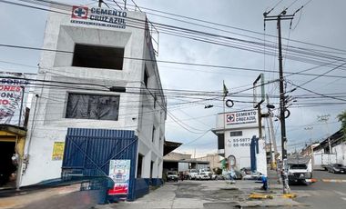 Terreno comercial con oficinas  sobre avenida principal