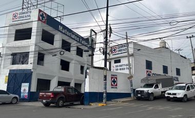 Terreno comercial con oficinas  sobre avenida principal