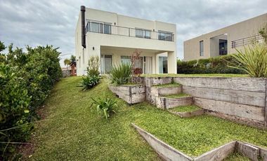 Casa en Alquiler a la Laguna  Amoblada Puertos del Lago