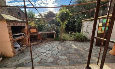 Venta de Casa 4 ambientes con Patio y Parrilla en Bernal Oeste