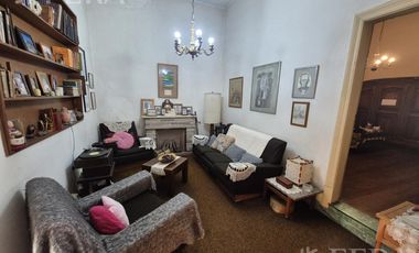 Venta de Casa 4 ambientes con Patio y Parrilla en Bernal Oeste