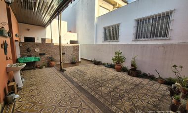 Venta de Casa 4 ambientes con Patio y Parrilla en Bernal Oeste